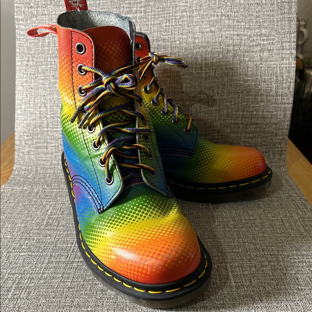Dr. Martens Rainbow Pascal Pride Doc Martens